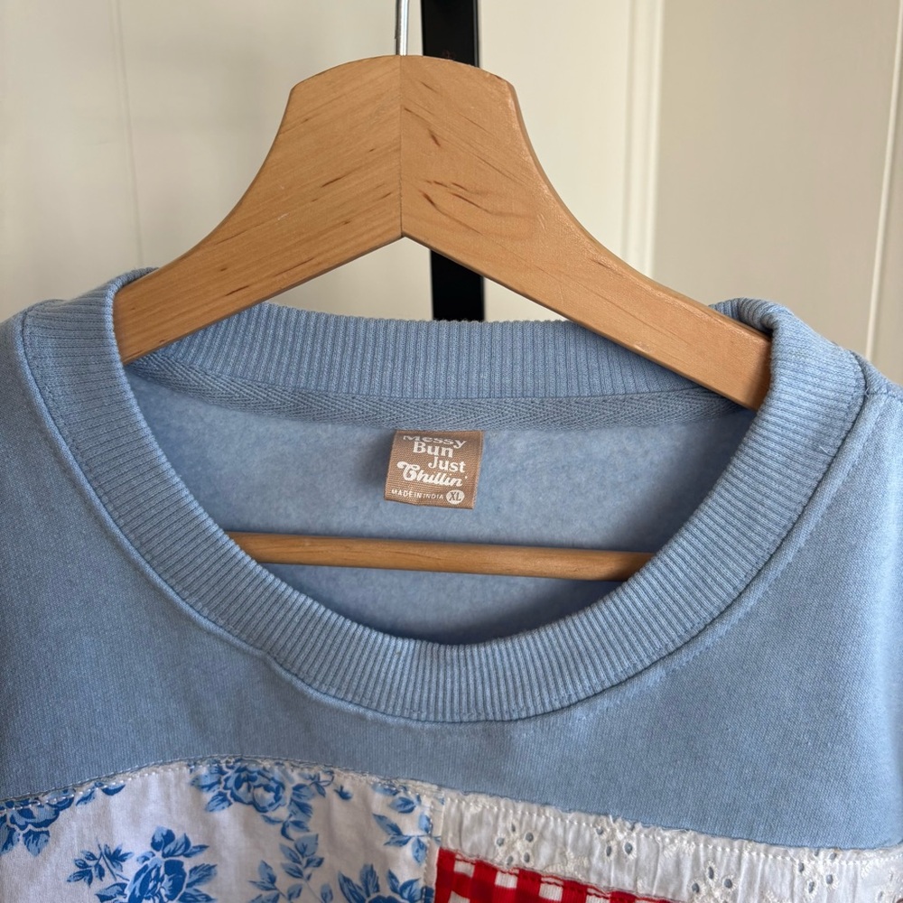 Women’s XL Messy Bun Just Chillin Cropped Blue Sweatshirt Patchwork Flag Flaw
